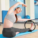 Cercle de Pilates pour tonification des cuisses, abdominaux et jambes en entraînement de résistance